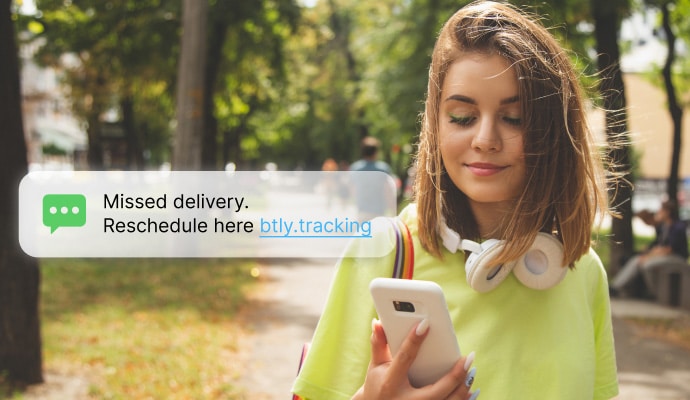 Schutz für Textnachrichten und Anrufe – eine Frau liest eine Nachricht auf ihrem Mobiltelefon